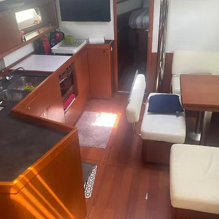 Botel Ideal Lions - L'uhaina Cannes